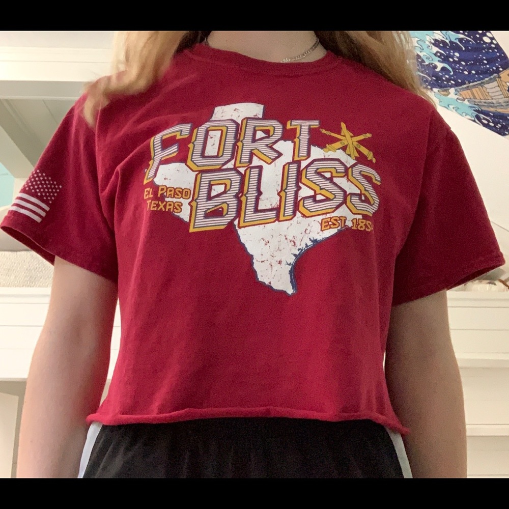 Cropped red t shirt